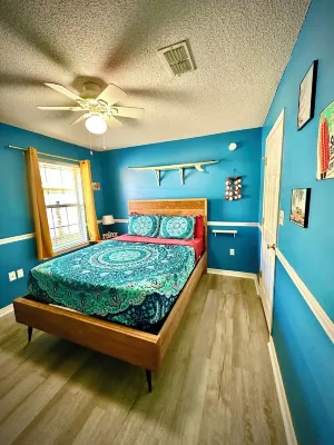 The Beach House-2 miles from beach, ping pong, king bed!