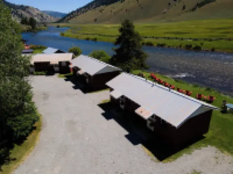 เรดวูด เคบินส์ โรงแรมใน