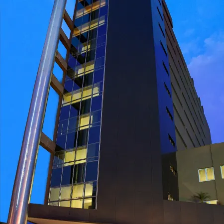 BH Raja Hotel Отели рядом с достопримечательностью «Площадь Свободы»