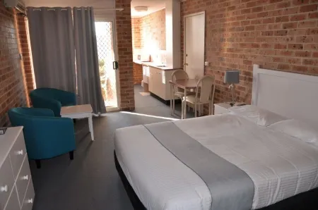 棕櫚樹湖景餐廳汽車旅館