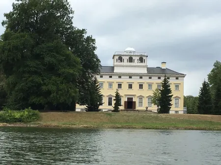 Hotel Landhaus Wörlitzer Hof Отели рядом с достопримечательностью «Pagode»