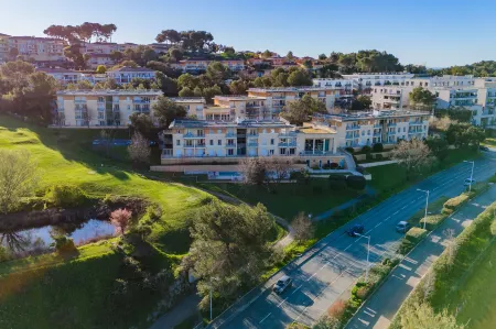 Nemea Appart Hotel Green Side Biot Sophia Antipolis Отели рядом с достопримечательностью «Fernand-Léger National Museum»