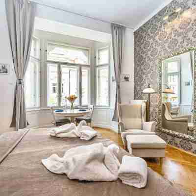 The Old Town Square & Parizska Apartments Rooms