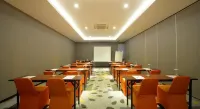 J Hotel - Bandara Soekarno Hatta Hotels in Benda