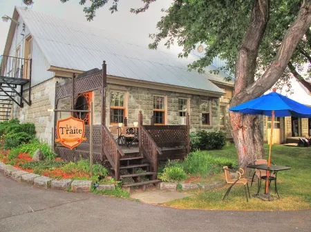 Manoir d'Youville Отели в г. Бэ-д'Юрфе