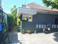 Puri Made 2 Homestay Hotel dekat Pantai Pulau Tabuhan