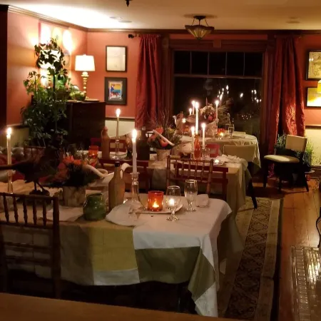 Twin Oaks Inn