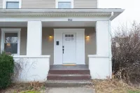 Big 3-Story Home, Walk to Campus. Hotels near High Street Gallery