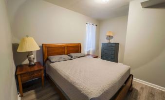 The Stone Castle - with Private Yard & Parking, Near Falls & Casino by Niagara Hospitality