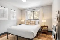 Avantstay의 조용한 강가 오두막, Mt Bachelor 35분 거리, 마을 센터 10분 거리, 온수 욕조!