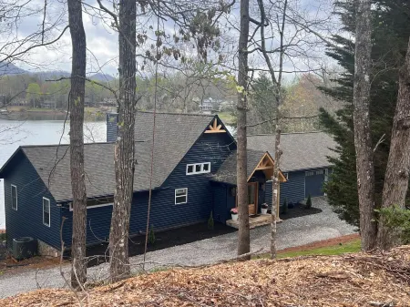 Luxury Lakefront Chatuge, 5 Beds 3 Bath, 2 Kitchens, Free WiFi, Sleeps 12 & Dock