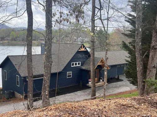 Luxury Lakefront Chatuge, 5 Beds 3 Bath, 2 Kitchens, Free WiFi, Sleeps 12 & Dock