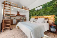 Romantic Luxury Retreat-Hot/Cold Pool & Sauna Hotels in Hays County