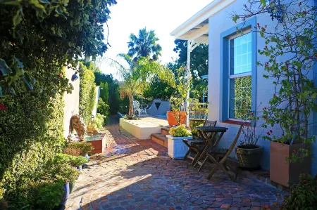 Paradiso Guesthouse & Self-Catering Cottage Отели рядом с достопримечательностью «Southern Suburbs»