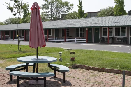 Jumping Frog Motel Отели рядом с достопримечательностью «Calaveras County Museum and Historical Society»