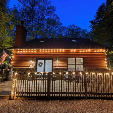 Cozy Cabin in the Woods, 3 Br/2Ba, 6 Min. from Lake, w/Hot Tub & Fire Pit!