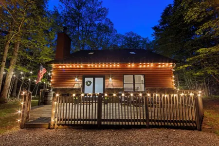 Cozy Cabin in the Woods, 3 Br/2Ba, 6 Min. from Lake, w/Hot Tub & Fire Pit!