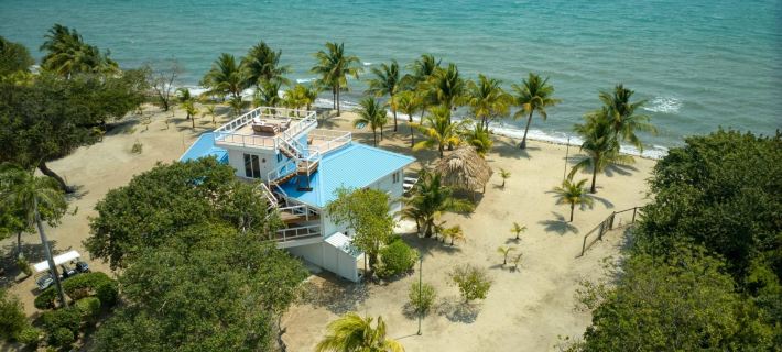Dolphin Beach - Private Oceanfront 4-Bed Villa WPool on Huge Lot โรงแรมในปลาเซนเซีย