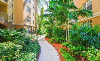 Lux Condo at Yacht Club 10 Min from Beach