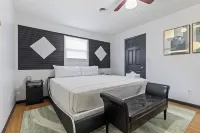 Noir Manor 3BR House Hotels near Walmart Supercenter