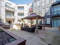 Chic 1-Bedroom Modern Apt with Gym & Free Parking