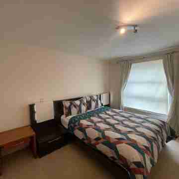 3 Bed Flat - Sleeps 6 - Parking - Wifi Rooms