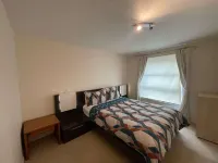 3 Bed Flat - Sleeps 6 - Parking - Wifi - 2-Star