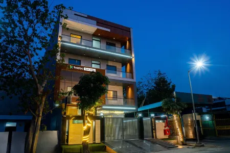 Treebo Royal Grand, Sector 71 Отели рядом с достопримечательностью «Radha Krishan Park»