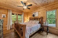 Unique Cabin! Close to Blue Ridge GA and Murphy NC. Hot Tub Has an Amazing View.