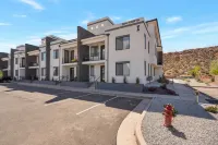 "LUXURY WATER PARK. Sleeps 24. 4BR Resort Townhome. Paradise Close to Zion