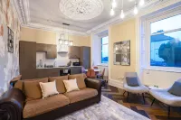 Stylish 2 Bed Flat-Free Parking Hotels in 