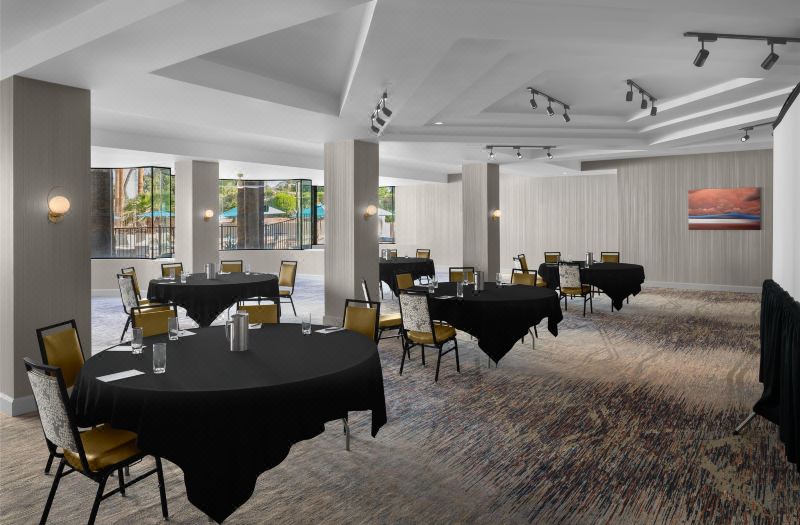 Embassy Suites by Hilton Phoenix Biltmore photo 5