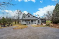 Stunning Retreat - Hot Tub, Arcade, Golf View, Fireplace Hotels in Berkeley County