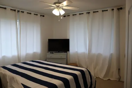 Steps to the beach and restaurants!!!