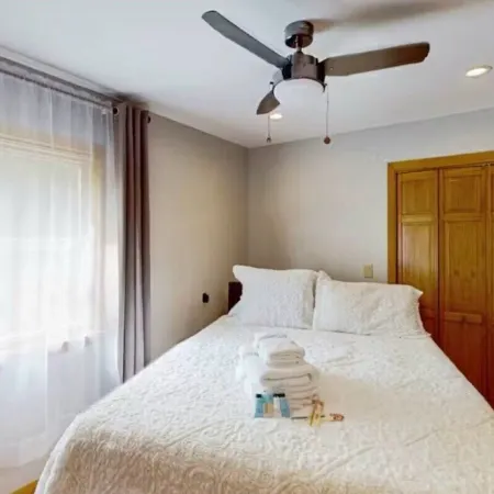 5 BR Luxury Escape with Hot Tub, Home Theater, Arcade, Min from Lake & Slopes