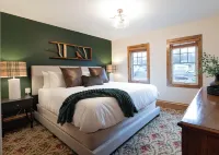 Matilda - Stunning, 3-bed, vintage home in Duluth! 덜루스 호텔