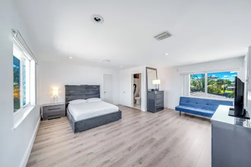 Heated Pool! Waterfront+Tiki Hut! Close To Beach!