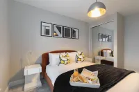 Elliot Oliver - Chic 2 Bedroom Town Centre Apartment