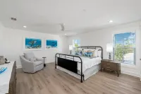 Glimmer! Sleeps 26! 2 Blocks from the Beach!