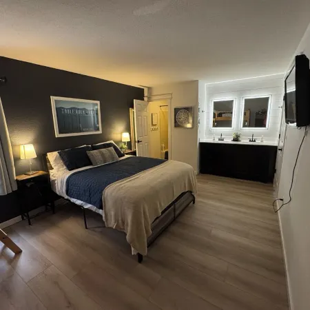 Renovated 2-bed / 2-bath condo POOLSIDE & LAKEFRONT!