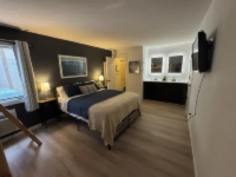 Renovated 2-bed / 2-bath condo POOLSIDE & LAKEFRONT!