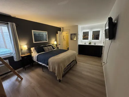 Renovated 2-bed / 2-bath condo POOLSIDE & LAKEFRONT!