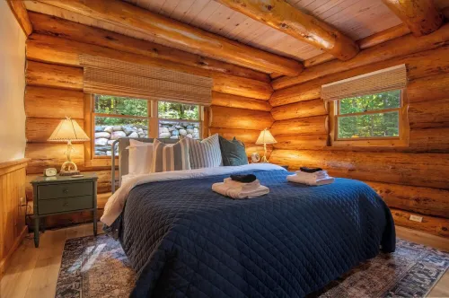 Hot Tub_Waterfront_King Beds_Fast WiFi_Cozy Log Cabin in Eagle River