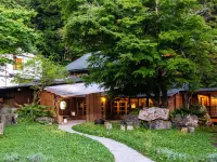 Okukinu-onsenkyou Hatcyo-no-yu Hotels near Mount Shirane