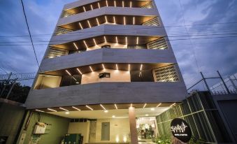 Expo Satelite 2750 Hotel & Suites