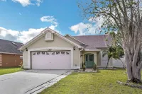 Comfortable 4BR Getaway: Wifi & Parking Included