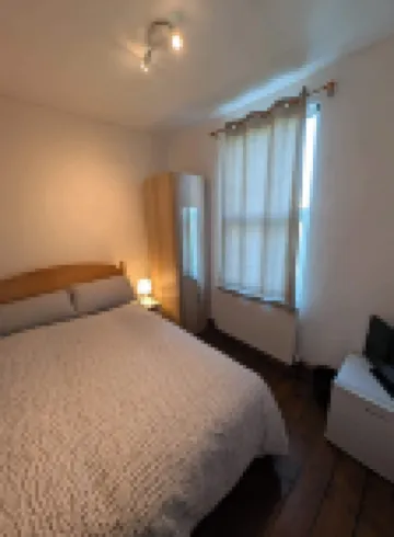 距市機場10分鐘的三卧室公寓，帶停車位，不允許聚會