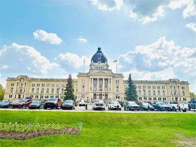 Holiday Inn & Suites Regina Hotels in Реджина