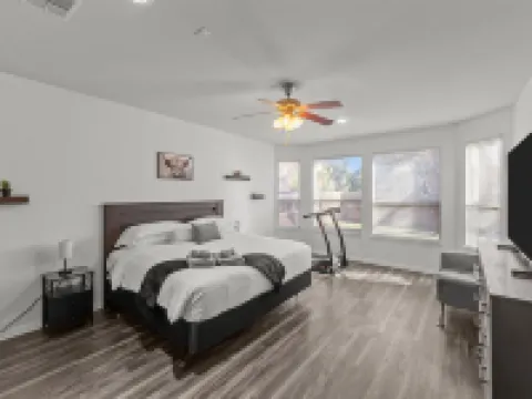 Keller’s Crown - Huge House Near Stadiums - Hot Tub & Pool Table Hotels in Keller