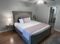 Convenient & Renovated 2BD/2BA house near Reservoir, Fenced Backyard, King Bed